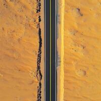 ai generado la carretera en el desierto, amarillo tráfico línea foto