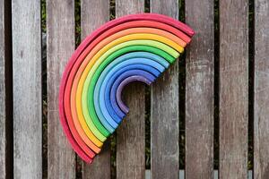 de madera arco iris juguete con muchos colores para niños aprendizaje foto