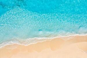 aéreo ver de arenoso playa y Oceano naturaleza con ondas. playa y olas desde parte superior vista. turquesa agua antecedentes. verano marina desde aire. aéreo zumbido paisaje. viaje vacaciones concepto y idea foto