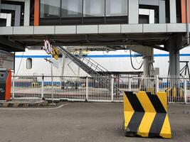 The yellow and black road signs at the port show the direction of the ship's bridge as well as the check-in gate photo