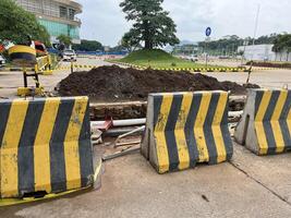 The yellow and black road signs at the port show the direction of the ship's bridge as well as the check-in gate photo