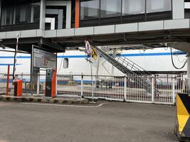 The yellow and black road signs at the port show the direction of the ship's bridge as well as the check-in gate photo