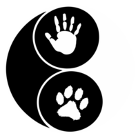 ai generado gráfico yin yang símbolo con mascota pata y humano mano png