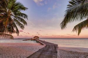 hermosa escena de la playa al atardecer. Vista colorida del cielo y las nubes con un mar en calma y un ambiente tropical relajante foto