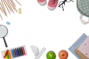 kreativ Flatlay von Bildung Weiß Tabelle mit Rucksack, Schüler Bücher, Schuhe, bunt Wachsmalstift, Auge Gläser, leeren Raum isoliert, Konzept von Bildung und zurück zu Schule, png Transparenz mit Schatten
