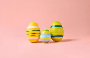 mínimo Pascua de Resurrección diseño con vistoso huevos en un rosado antecedentes. Pascua de Resurrección familia huevos . creativo conceptos. Pascua de Resurrección tarjeta con Copiar espacio para texto. foto