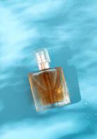A perfume bottle on a blue background with hard shadows. Flat Lay and hard light photo