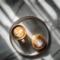 ai generado un taza de capuchino con un bollo foto