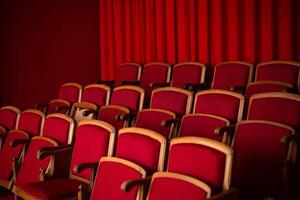 rojo vacío asientos para público en el teatro o cine foto