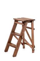 pequeño viejo estilo decorativo plegable de madera escalera aislado en blanco antecedentes. de madera escalera foto
