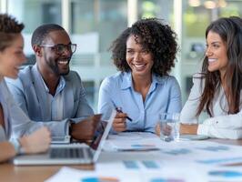 ai generado sonriente diverso colegas reunir en sala del consejo idea genial foto