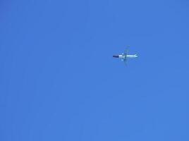 avión en contra un antecedentes de azul cielo en un soleado día. foto