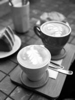 café taza cerca ver negro y blanco foto fondo, taza de té o café en el mesa