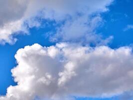 blanco mullido nubes en el profundo azul cielo. cielo antecedentes foto