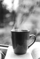 café taza cerca ver negro y blanco foto fondo, taza de té o café en el mesa