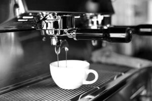 café taza cerca ver negro y blanco foto fondo, taza de té o café en el mesa