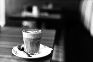 café taza cerca ver negro y blanco foto fondo, taza de té o café en el mesa