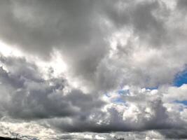 blanco mullido nubes en el profundo azul cielo. cielo antecedentes foto