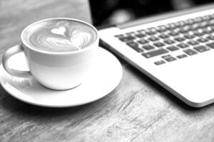 café taza cerca ver negro y blanco foto fondo, taza de té o café en el mesa