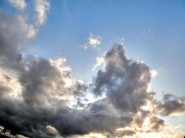 blanco mullido nubes en el profundo azul cielo. cielo antecedentes foto