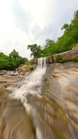 maravilloso cascada en el norte de Tailandia en chiang mai provincia video