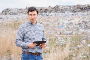 naturaleza conservación concepto. un hombre estudios el contaminación de naturaleza. acuerdo el ambiente limpio. ecológico problemas. reciclaje foto