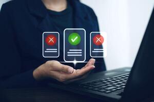 en línea encuestas y validación listas de verificación digital formar con ordenador portátil computadora y proceso administración archivos. foto