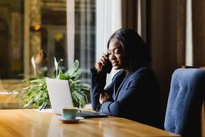 joven negro mujer de negocios hablando en el teléfono. foto