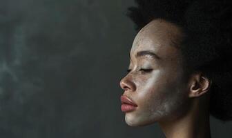 ai generado belleza retrato de joven africano americano mujer con cara mascarilla. piel cuidado, belleza procedimientos foto