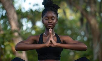 ai generado joven africano americano mujer meditando en el parque. yoga concepto. foto