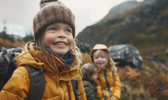 ai generado dos pequeño muchachas con mochilas excursionismo en otoño montañas. familia turismo. contento infancia. foto