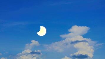 totale solare eclisse e mucchio bianca nube chiaro blu cielo enorme rollong tempo periodo video