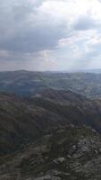 verticaal video van hoog berg rotsen landschap antenne visie