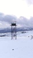 Vertikale Video von schneebedeckt Berge Antenne Aussicht