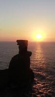 Vertikale Video von cabo Carvoeiro im Peniche beim Sonnenuntergang , Portugal Antenne Aussicht