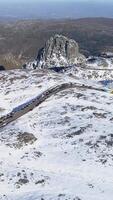 vertikal video av bergen täckt med snö på vinter- tid