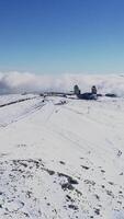 vertical vídeo de serra da estrela el alto punto de Portugal continental cubierto con nieve aéreo ver video