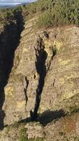 Vertikale Video von Strom im das Berge Antenne Aussicht