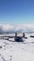 verticale vidéo de serra da estrela le haute point de le Portugal continental couvert avec neige aérien vue video