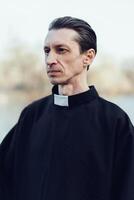 retrato de hermoso católico sacerdote o pastor con collar foto