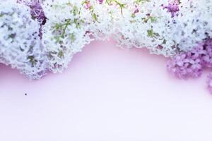 hermosa floral frontera con lilas. con espacio de copia. foto