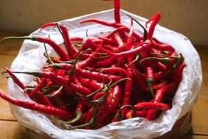 rojo chiles en un el plastico bolso foto