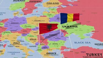 Albania y Rumania bandera ondulación con el mundo mapa, sin costura lazo en viento, 3d representación video