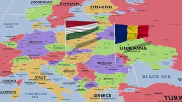 Hungría y Rumania bandera ondulación con el mundo mapa, sin costura lazo en viento, 3d representación video