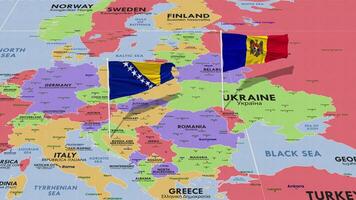 moldova e bosnia e erzegovina bandiera agitando con il mondo carta geografica, senza soluzione di continuità ciclo continuo nel vento, 3d interpretazione video