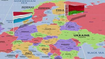 Luxemburgo y bielorrusia bandera ondulación con el mundo mapa, sin costura lazo en viento, 3d representación video