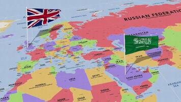 ksa, Royaume de saoudien Saoudite et uni Royaume drapeau agitant avec le monde carte, sans couture boucle dans vent, 3d le rendu video