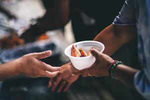 manos de pobre personas preguntando para comida desde voluntarios Ayudar concepto de comida donación foto