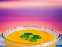 naranja jugo en bar vaso en frente de borroso parpadeo luces antecedentes foto