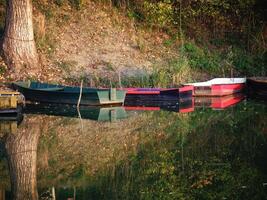 vistoso de madera barcos en otoño otoño foto